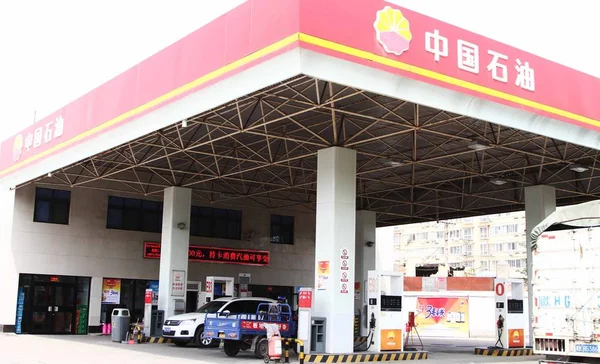 Θέα Βενζινάδικο Της Κίνας Εθνική Πετρελαιοεταιρεία Cnpc Στο Xuchang Κεντρική — Φωτογραφία Αρχείου