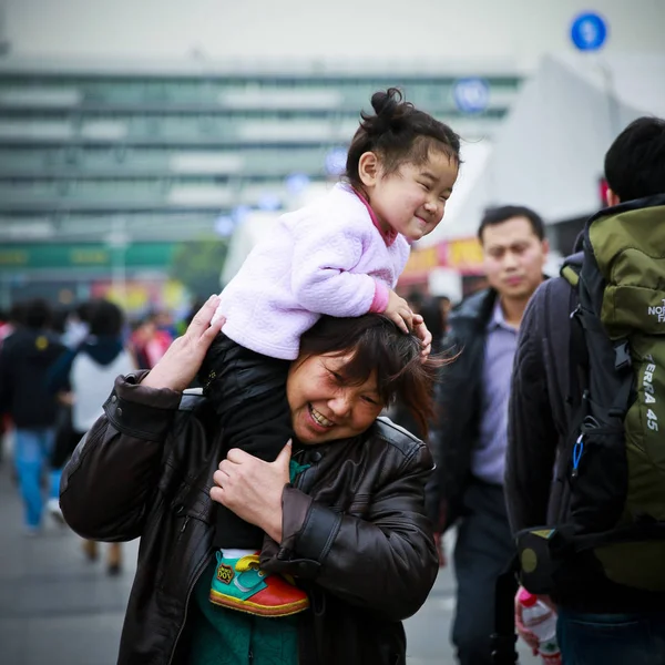 Китайская Мать Несет Свою Дочь Железнодорожном Вокзале Гуанчжоу Обратном Пути — стоковое фото