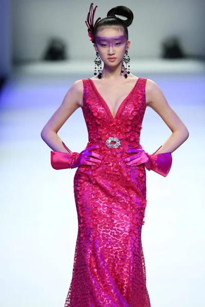 モデルは ファッションウィーク期間中 2013年秋冬上海 2013 Wtc のファッションショーに新しい創造を表示します — ストック写真
