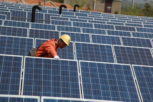 Técnico Chino Comprueba Prueba Paneles Solares Una Central Fotovoltaica Ciudad — Foto de Stock