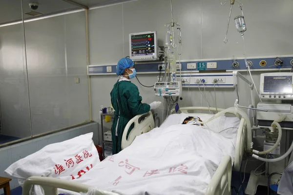 Chińska Pielęgniarka Uczęszcza Pacjenta Zakażonego H7N9 Wirus Ptasiej Grypy Icu — Zdjęcie stockowe