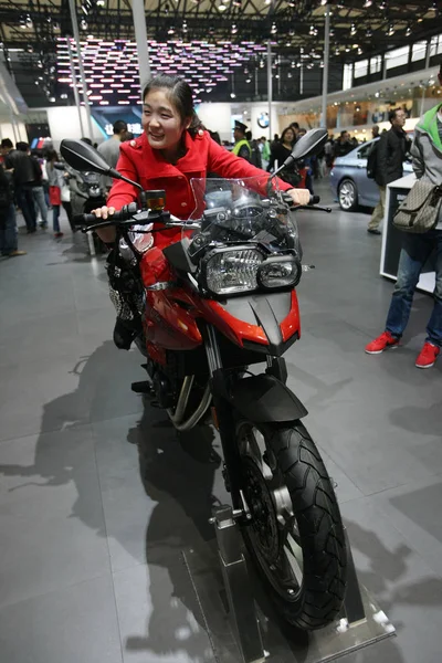 訪問者は 上海で知られている第15回上海国際自動車産業展示会の間に Bmw F700Gs のオートバイにポーズを与える 中国のシャンハイで 2013 月2013 — ストック写真
