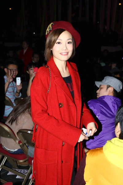 香港歌手容祖儿在出席卡里 恩格斯在中国香港举行的演唱会时摆姿势 2012年1月9日 — 图库照片