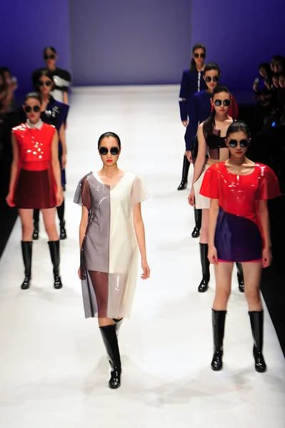 Models Zeigen Neue Kreationen Der Show Des Beijing Institute Bekleidungstechnology — Stockfoto