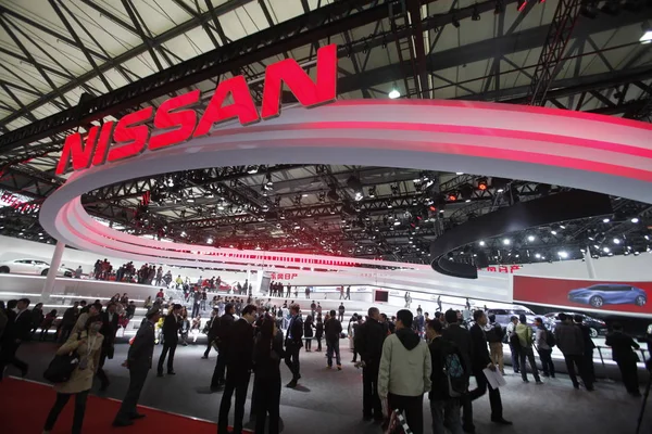 Pessoas Visitam Estande Nissan Durante 15Th Shanghai International Automobile Industry — Fotografia de Stock