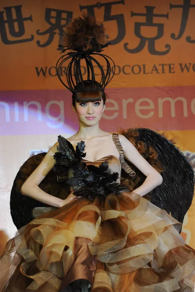 2013年1月17日 在中国上海举行的世界巧克力仙境巧克力神奇狂欢节开幕式上 一位模特展示了一件部分由巧克力制成的礼服 — 图库照片