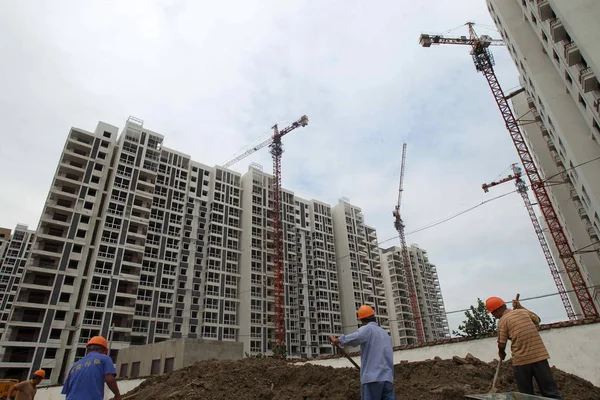 2012 東中国江蘇省 南通市で政府資金の住宅プロジェクトの建設現場で中国人の出稼ぎ労働者の労働 — ストック写真