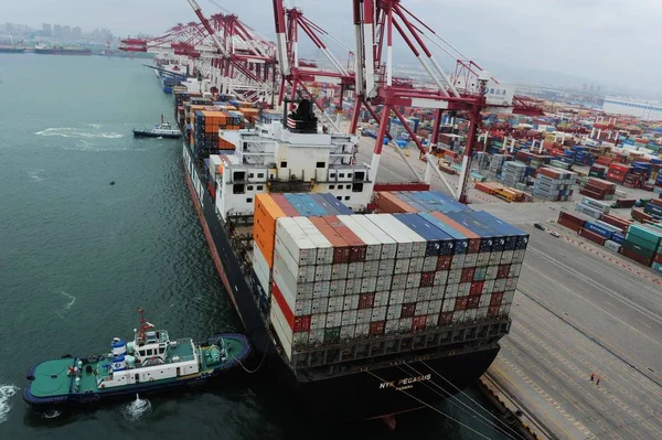 Rebocadores Atracam Navio Contêiner Porto Qingdao Cidade Qingdao Leste Província — Fotografia de Stock