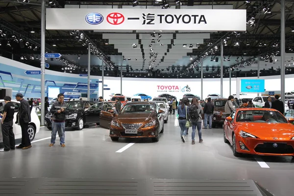 Besökare Publiken Montern Toyota Den Shanghai International Automobile Industri Exhibition — Stockfoto