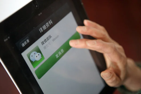 Woman Uses Weixin Wechat Messaging App Tencent Her Ipad Shanghai — Stock Photo, Image