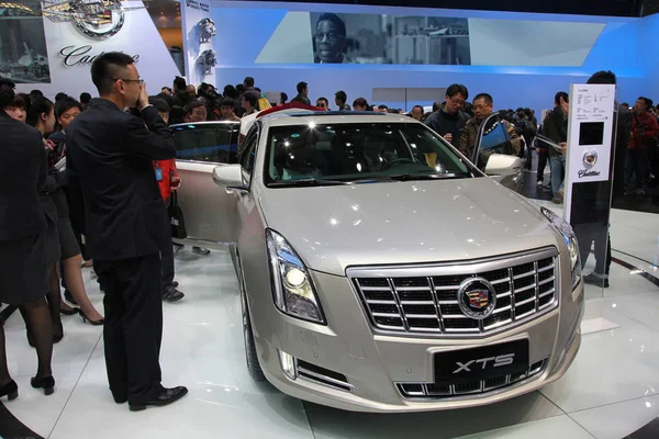 Pengunjung Melihat Cadillac Xts Selama Pameran Industri Mobil Internasional Shanghai — Stok Foto