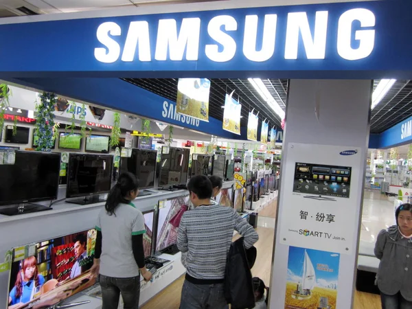 Kunden Kaufen Samsung Lcd Und Led Fernseher Einem Geschäft Für — Stockfoto