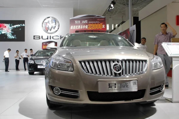 Bezoekers Kijken Naar Een Buick Regal Van Shanghai Een Joint — Stockfoto