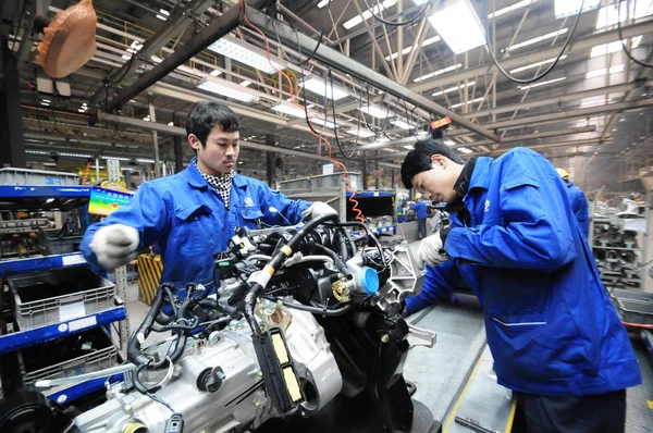 Китайские Заводские Рабочие Собирают Двигатель Первом Этапе Самолета Saic Wuling — стоковое фото