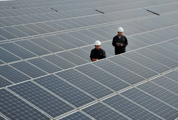Arkiv Kinesiska Inspektörer Kontrollera Arrayer Solpaneler Sol Cells Kraftverk Xiji — Stockfoto