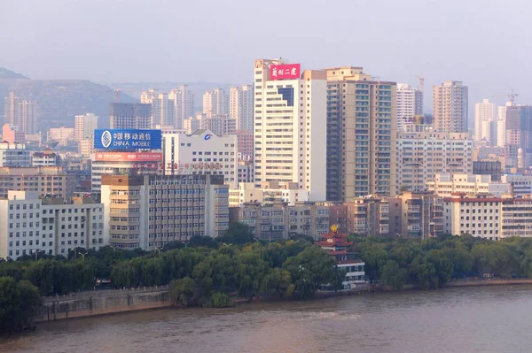 Skyline Der Stadt Lanzhou Mit Gebäuden Ufer Des Gelben Flusses — Stockfoto