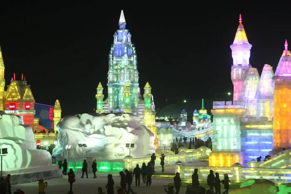 2013年1月5日 在中国东北黑龙江省哈尔滨市举行的第29届国际冰雪节上 图为五颜六色的冰雕 — 图库照片