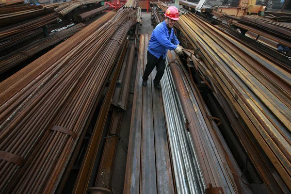 Trabalhador Chinês Verifica Produtos Siderúrgicos Uma Fábrica Aço Cidade Huaibei — Fotografia de Stock