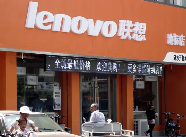 Pedoni Passano Davanti Negozio Lenovo Nella Città Huaian Provincia Orientale — Foto Stock