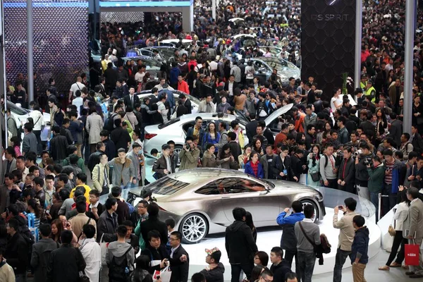 2013年4月21日在中国上海举行的第十五届上海国际汽车工业展览会 2013年上海汽车 游客聚集在一起 — 图库照片