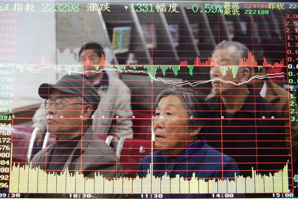 この複数の露出画像で中国の投資家は 2013 東中国山東省青島市の証券会社の家で 赤の価格上昇 と価格下落のため緑の株式の価格をチェックします — ストック写真