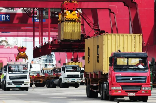 Camiones Transportan Contenedores Descargados Barco Una Terminal Contenedores Puerto Qingdao — Foto de Stock