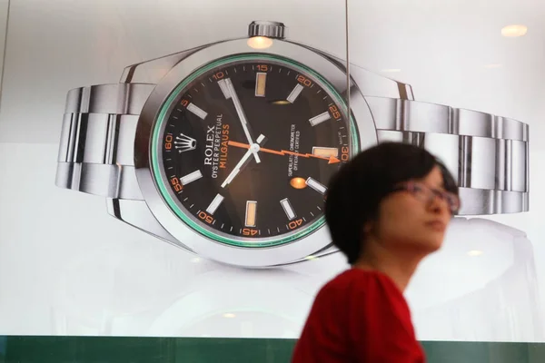 Пешеход Проходит Мимо Рекламы Часов Rolex Шанхае Китай Мая 2013 — стоковое фото