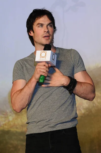 Schauspieler Ian Purzelbaum Der Vampir Tagebücher Spricht Während Einer Pressekonferenz — Stockfoto