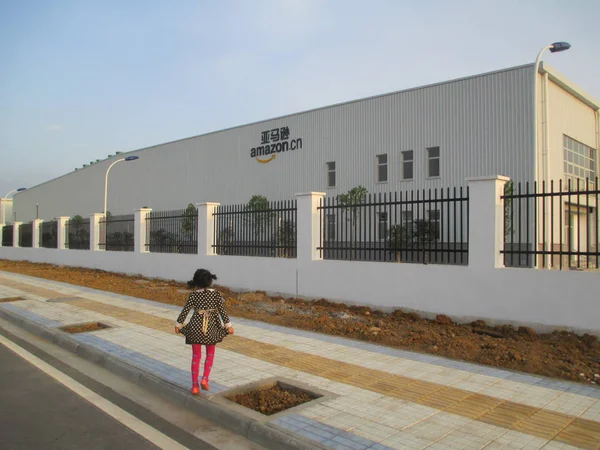Bir Yaya Meishan Amazon Yeni Fabrika Geçmiş Yürüyor Chengdu Şehir — Stok fotoğraf