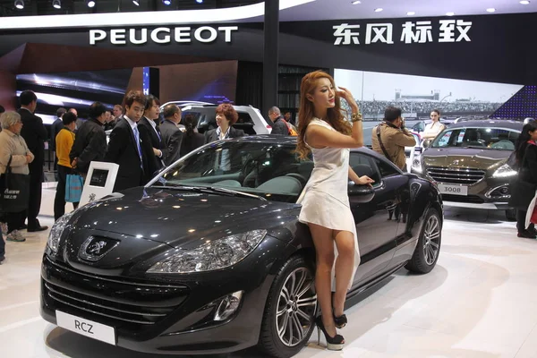 Model Poses Stand Dongfeng Peugeot 15Th Shanghai International Automobile Industry — Stock Photo, Image