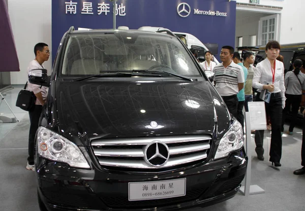 Látogatók Pillantást Mercedes Benz Autó Alatt Egy Nemzetközi Autókiállítás Haikou — Stock Fotó