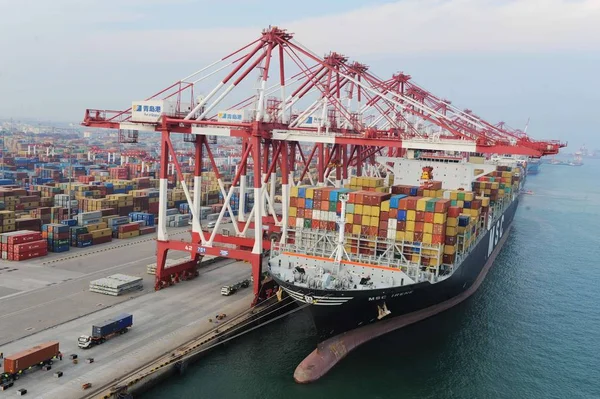 Caminhões Transportam Contêineres Descarregados Navio Contêiner Porto Qingdao Cidade Qingdao — Fotografia de Stock