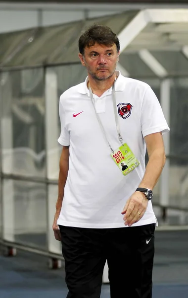 Philippe Troussier Treinador Shenzhen Ruby Reage Durante Uma Partida China — Fotografia de Stock