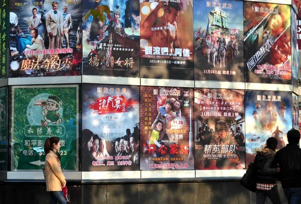 Des Piétons Défilent Devant Des Affiches Cinéma Dans Cinéma Shanghai — Photo