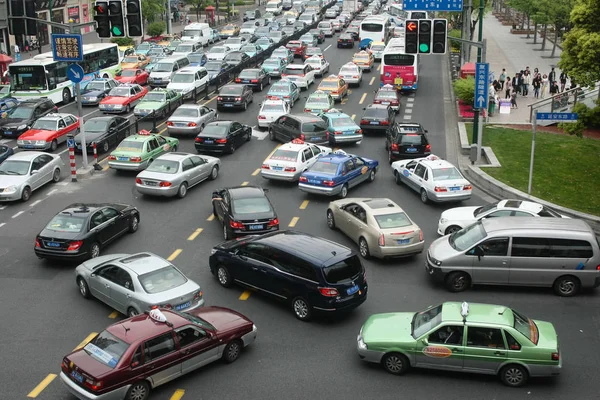 ファイル 車移動ゆっくりと交通渋滞で延安路にダウンタウン上海 2012 — ストック写真