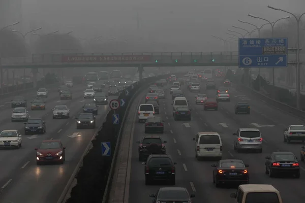 Automóviles Viajan Camino Smog Pesado Beijing China Enero 2013 —  Fotos de Stock