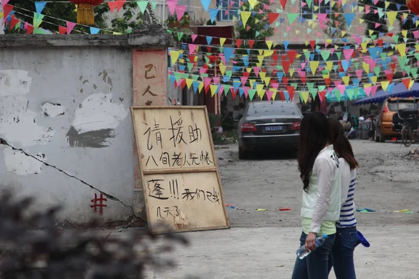Lokalne Dziewczyny Chodzą Obok Deski Oznakami Demoniczących Namiotów Wielkości Trzęsienie — Zdjęcie stockowe