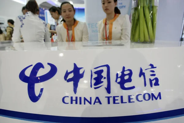 Funcionários São Vistos Stand China Telecom Durante Primeira Feira Internacional — Fotografia de Stock