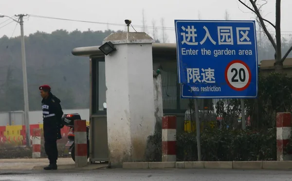 Una Guardia Sicurezza Cinese Trova All Ingresso Del Cantiere Dello — Foto Stock