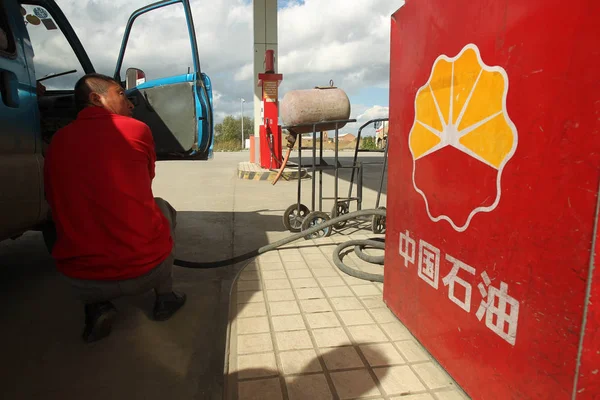 Motorista Chinês Abastece Seu Caminhão Posto Gasolina Cnpc China National — Fotografia de Stock