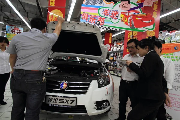 Zákazníci Mohou Podívat Auto Vystavené Nákupním Středisku Městě Shaoxing Východní — Stock fotografie