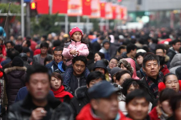 Touristen Bevölkern Die Einkaufsstraße Nanjing Road Shanghai China Januar 2013 — Stockfoto