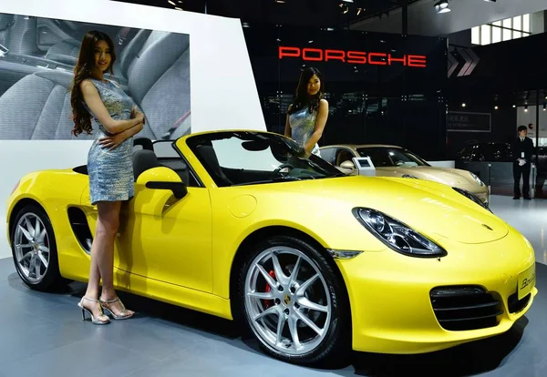 Twee Modellen Vormen Stand Van Porsche Tijdens Een Auto Expo — Stockfoto