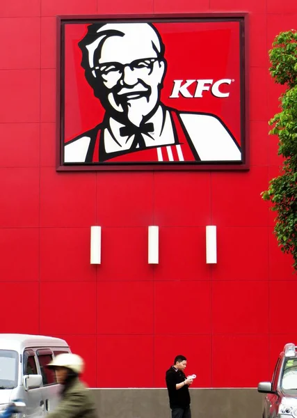 Pedestre Passa Por Anúncio Marca Yum Kfc Yichang Província Central — Fotografia de Stock