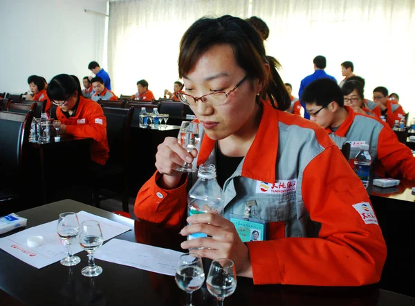 Empregados Praticam Testes Água Durante Treinamento Emprego Condado Zouping Cidade — Fotografia de Stock