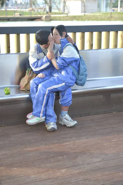 Uma Estátua Mostrando Dois Estudantes Ensino Médio Beijando Exibida Parque — Fotografia de Stock