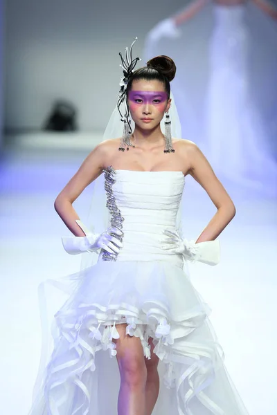 Model Displays New Creation Wtc Fashion Show Shanghai 2013 Autumn — Stock Photo, Image