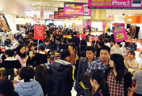 Shoppare Publiken Ett Köpcentrum Shanghai Kina December 2012 — Stockfoto