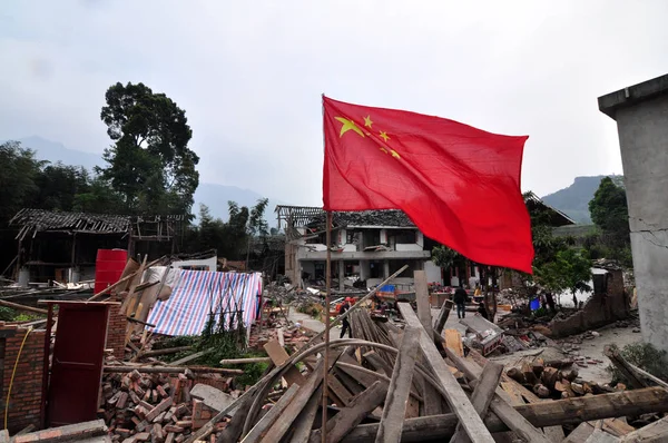 Una Bandera Nacional China Ondea Sobre Las Ruinas Del Terremoto — Foto de Stock