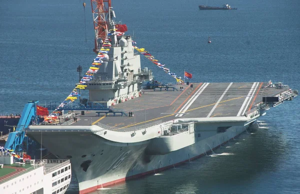 Porta Aviões Chinas Liaoning Visto Cidade Dalian Nordeste Província Chinas — Fotografia de Stock